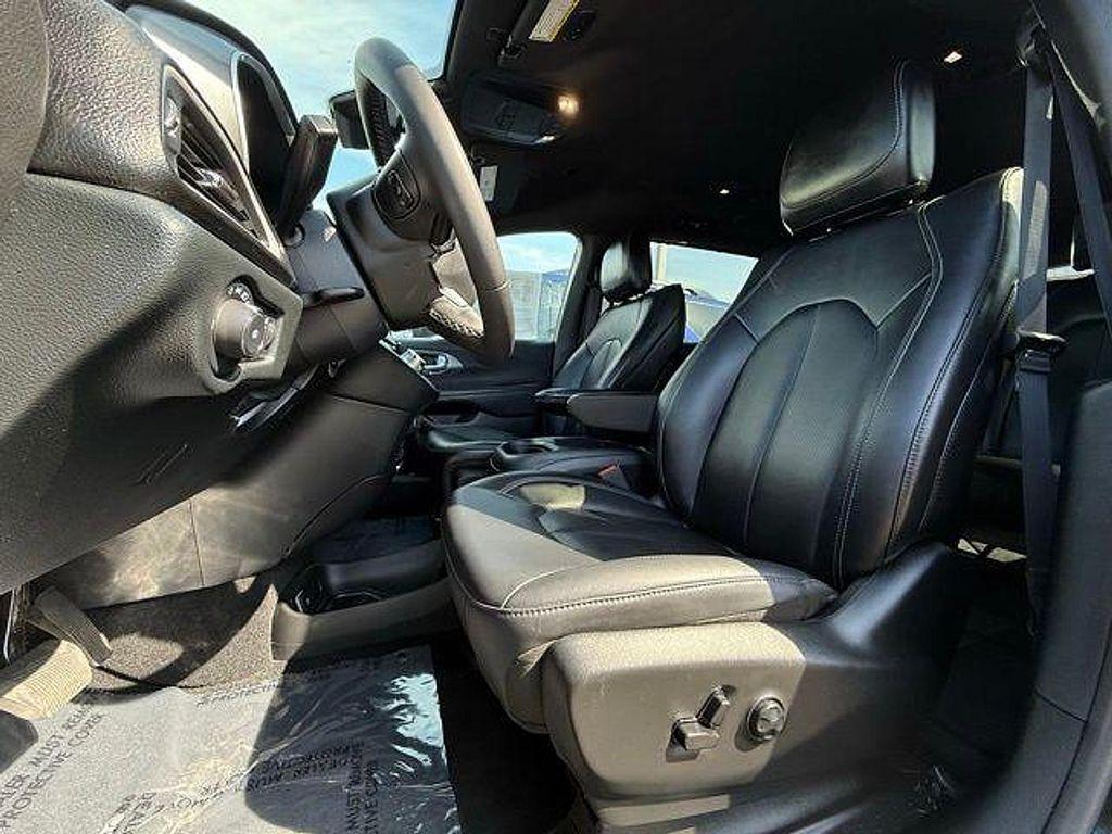 used 2025 Chrysler Pacifica car, priced at $26,990