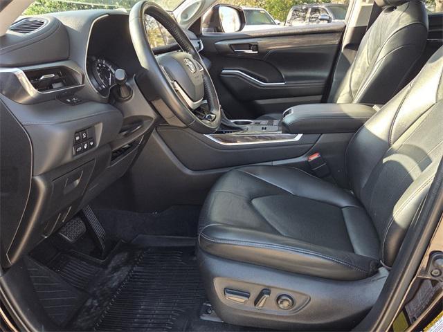 used 2022 Toyota Highlander car, priced at $33,997