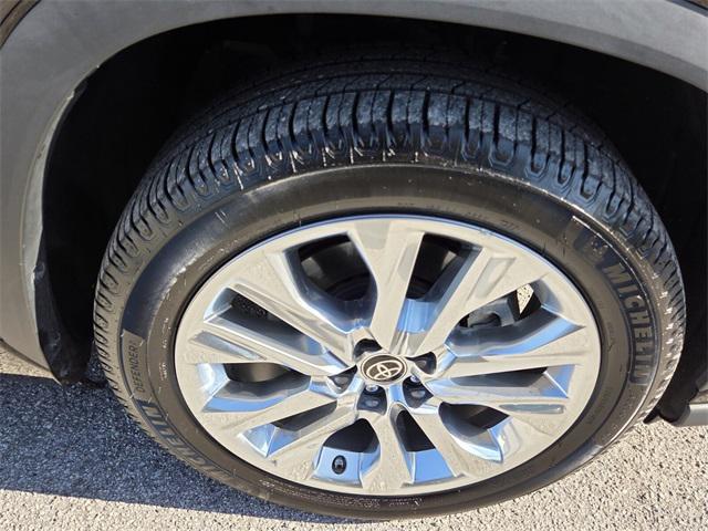 used 2022 Toyota Highlander car, priced at $33,997