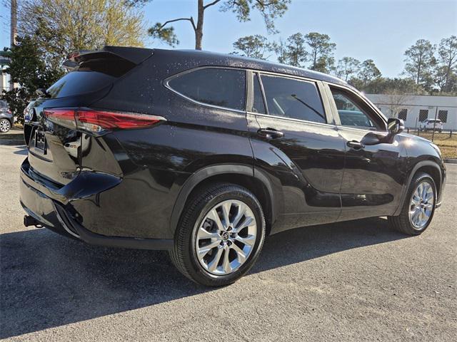 used 2022 Toyota Highlander car, priced at $33,997
