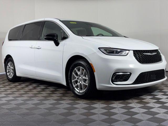 used 2025 Chrysler Pacifica car, priced at $28,703