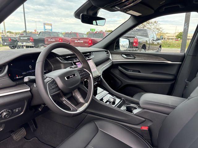 new 2025 Jeep Grand Cherokee car, priced at $42,877