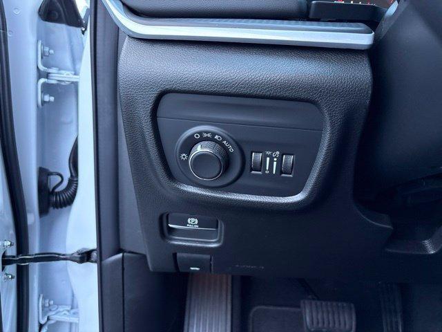 new 2027 Jeep Grand Cherokee car, priced at $43,347