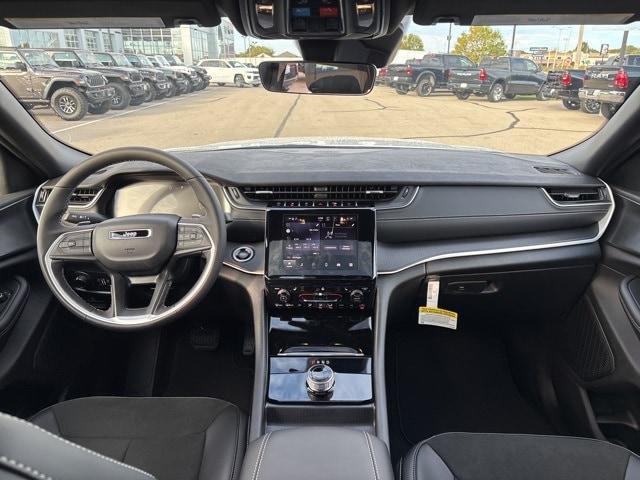 new 2025 Jeep Grand Cherokee car, priced at $45,297