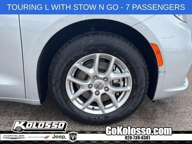 used 2024 Chrysler Pacifica car, priced at $26,791