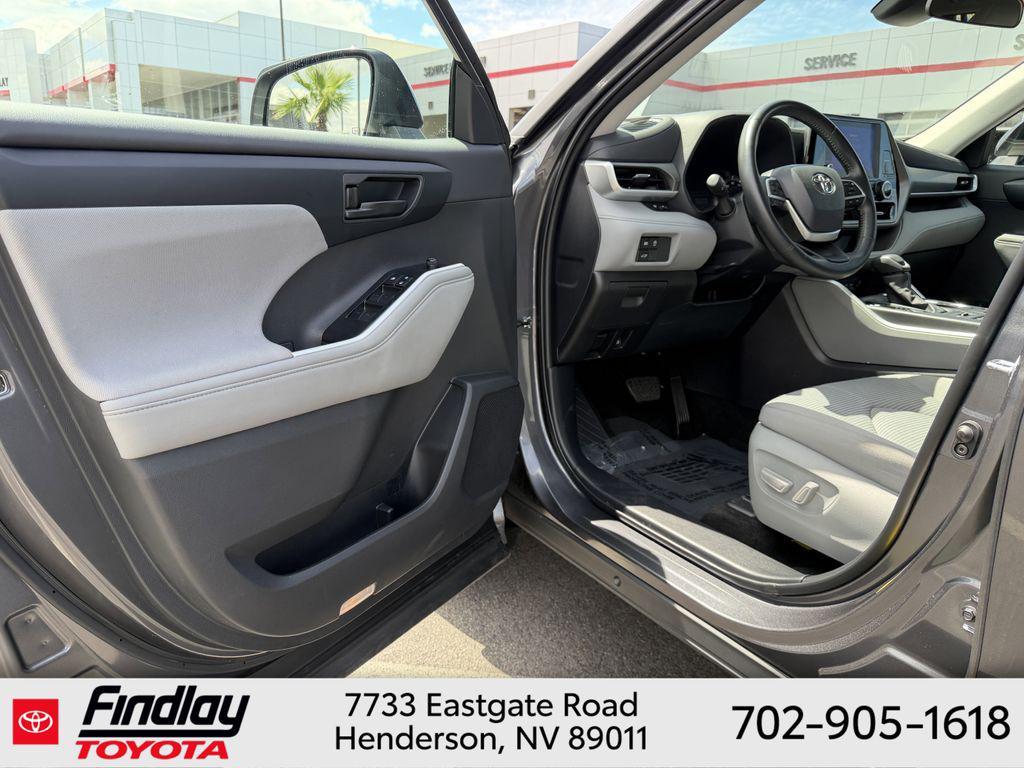 used 2025 Toyota Highlander car, priced at $41,487