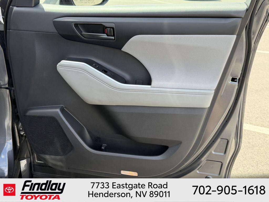 used 2025 Toyota Highlander car, priced at $41,487