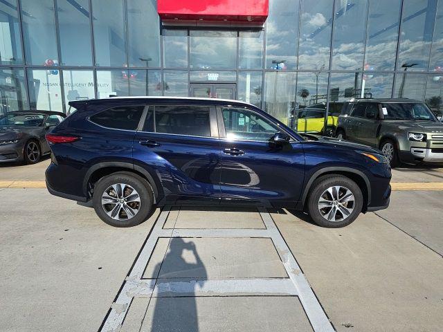 used 2023 Toyota Highlander car, priced at $33,076