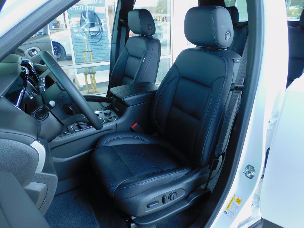 used 2023 Chevrolet Traverse car, priced at $30,987