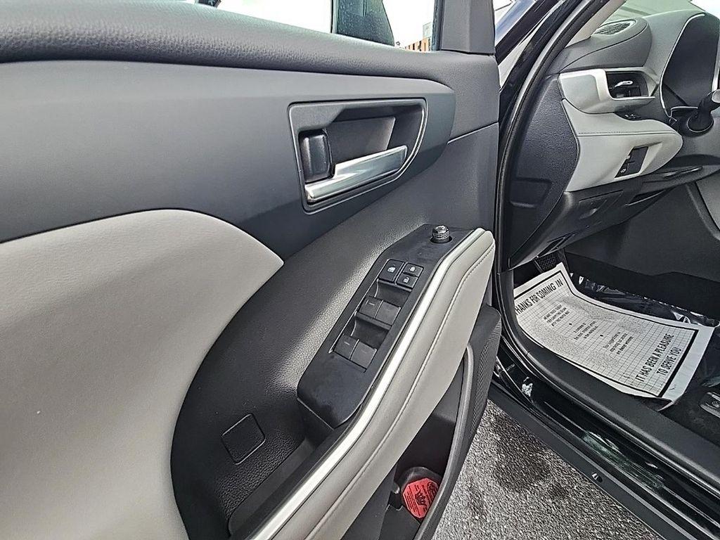 used 2021 Toyota Highlander car, priced at $27,800