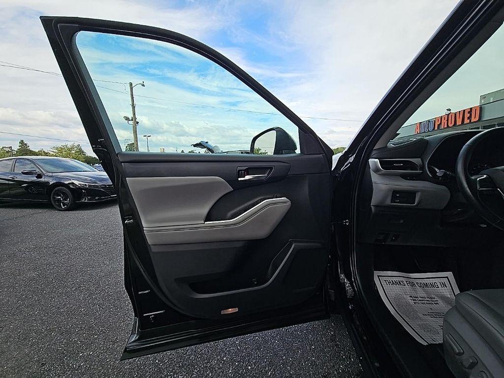 used 2021 Toyota Highlander car, priced at $27,800