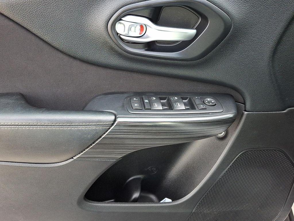 used 2016 Jeep Cherokee car, priced at $11,400