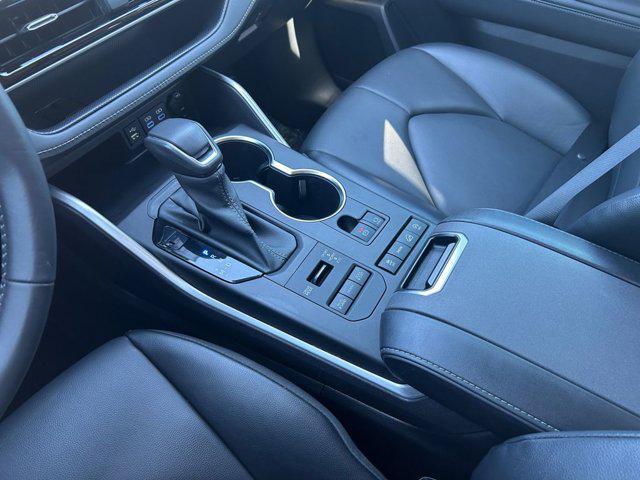 used 2022 Toyota Highlander car, priced at $34,888