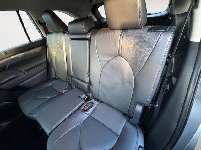 used 2025 Toyota Highlander car, priced at $51,989
