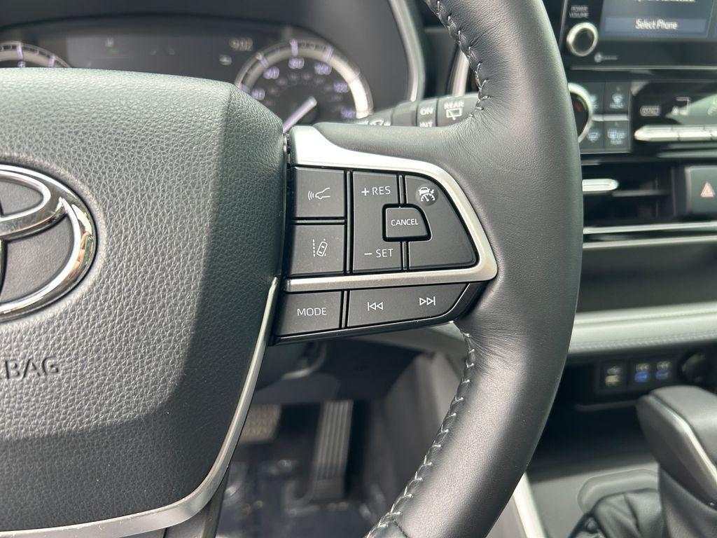 used 2022 Toyota Highlander car, priced at $38,992
