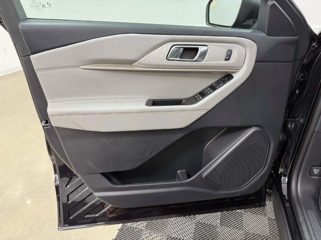 new 2025 Ford Explorer car, priced at $40,086