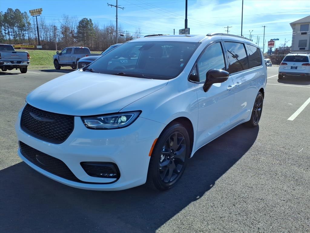 used 2025 Chrysler Pacifica car, priced at $36,838