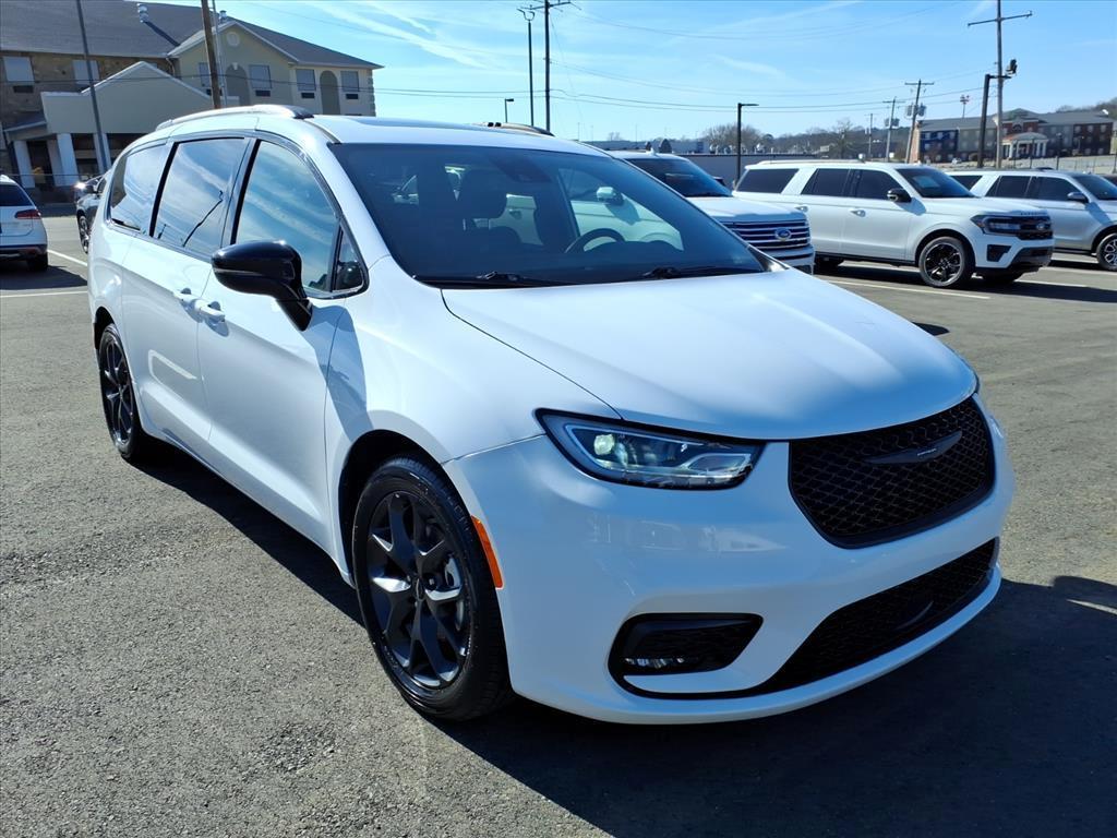 used 2025 Chrysler Pacifica car, priced at $36,838