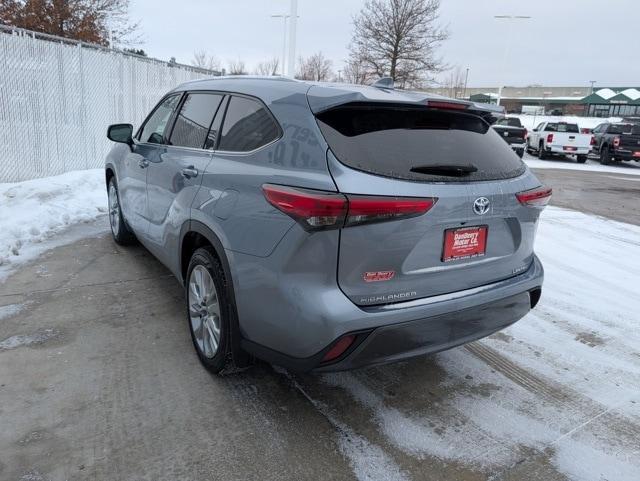 used 2021 Toyota Highlander Hybrid car, priced at $28,113