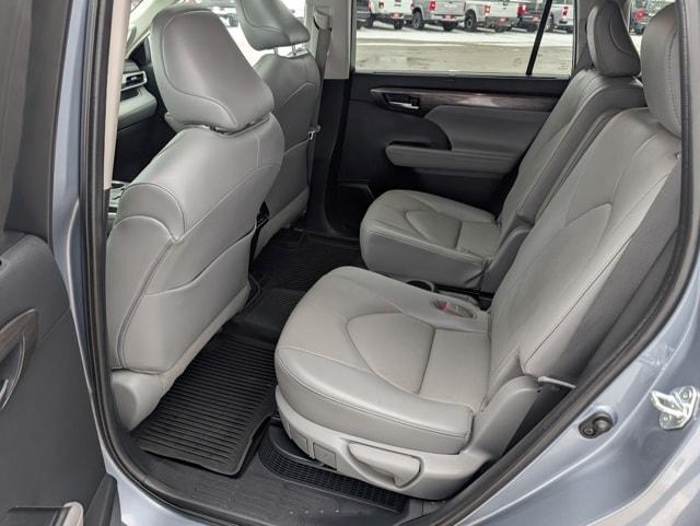 used 2021 Toyota Highlander Hybrid car, priced at $28,113