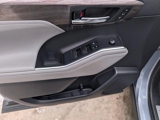 used 2021 Toyota Highlander Hybrid car, priced at $28,113