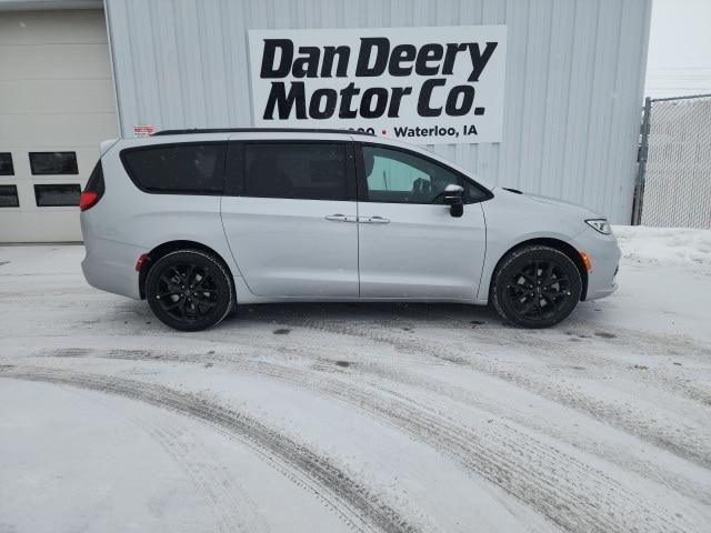new 2026 Chrysler Pacifica car, priced at $44,382