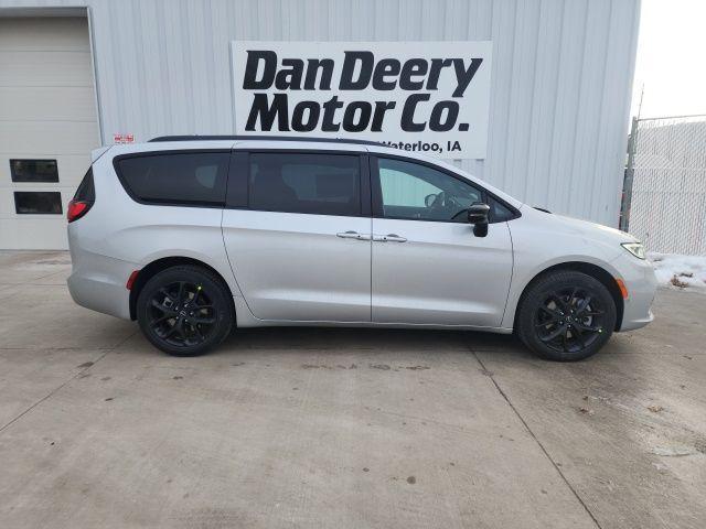 new 2026 Chrysler Pacifica car, priced at $49,699