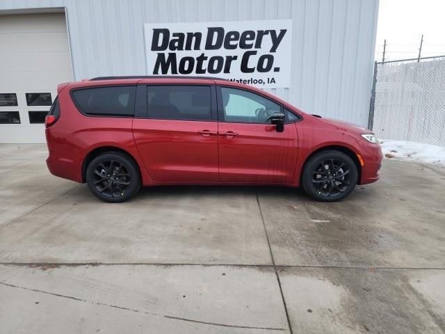 new 2026 Chrysler Pacifica car, priced at $44,382