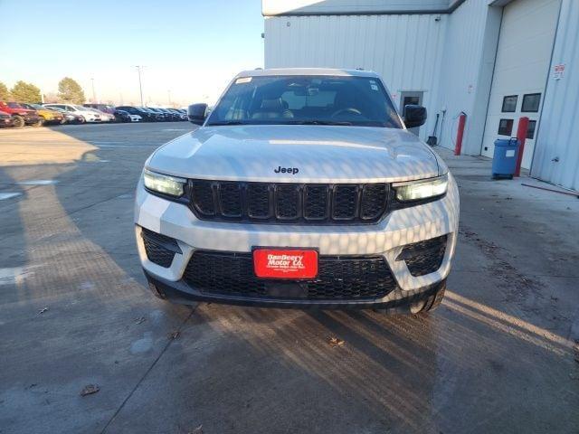 new 2025 Jeep Grand Cherokee car, priced at $39,928