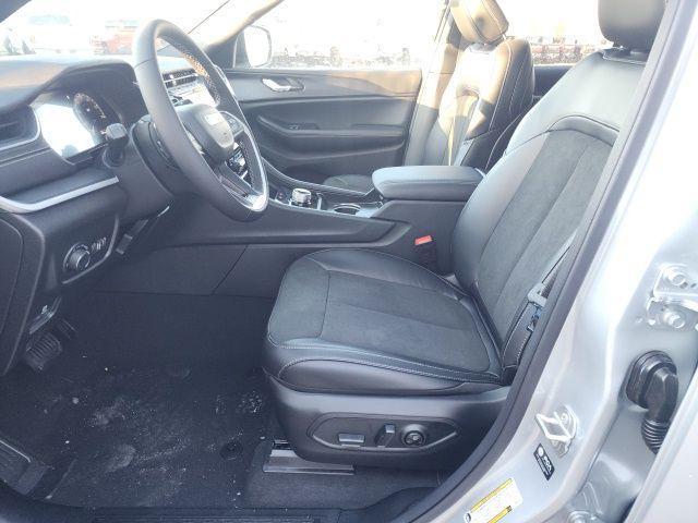 new 2025 Jeep Grand Cherokee car, priced at $39,928