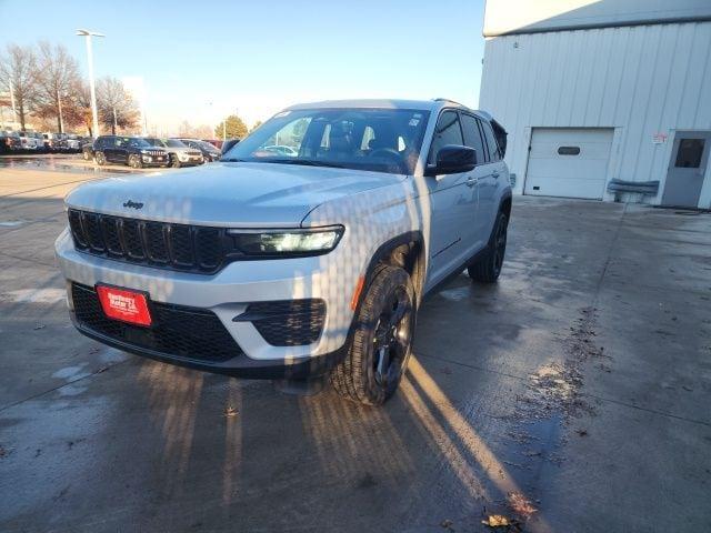 new 2025 Jeep Grand Cherokee car, priced at $39,928