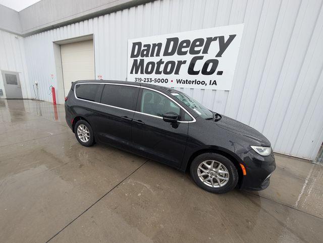 used 2023 Chrysler Pacifica car, priced at $27,000