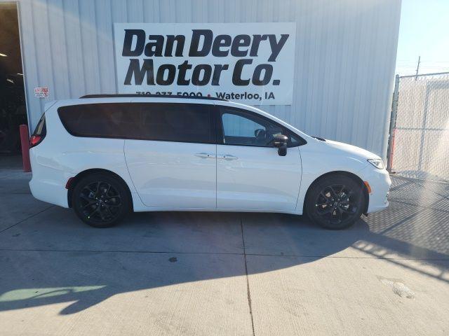 new 2026 Chrysler Pacifica car, priced at $44,512