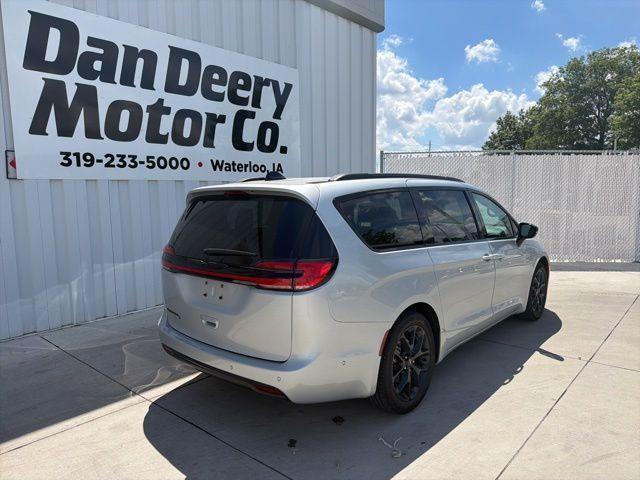 used 2024 Chrysler Pacifica car, priced at $31,995