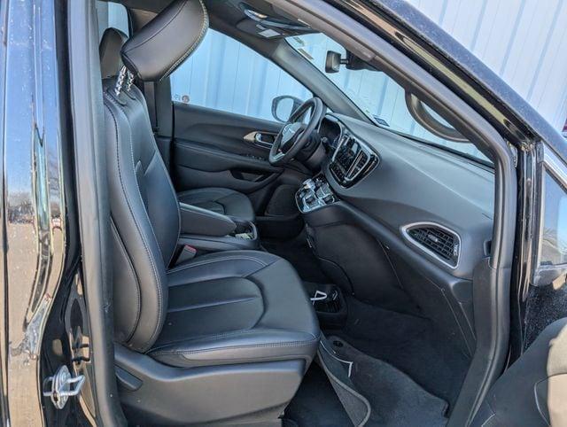 used 2025 Chrysler Pacifica car, priced at $33,395