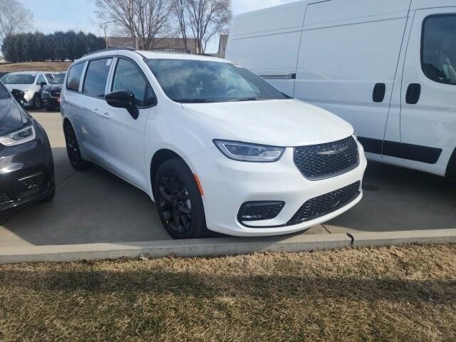 new 2026 Chrysler Pacifica car, priced at $54,285
