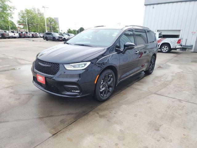 new 2026 Chrysler Pacifica car, priced at $44,747