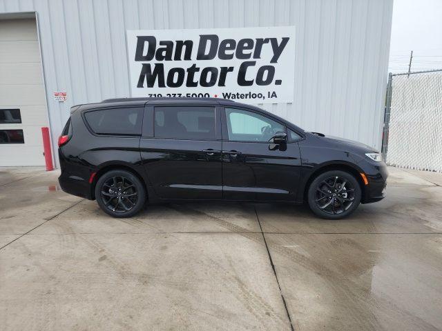 new 2026 Chrysler Pacifica car, priced at $44,747
