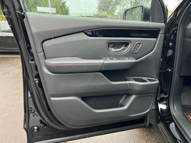 new 2025 Honda Pilot car, priced at $45,997