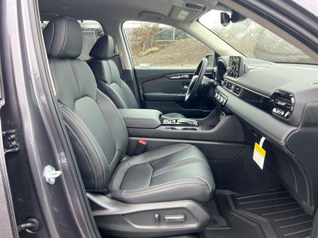 new 2025 Honda Pilot car, priced at $46,325