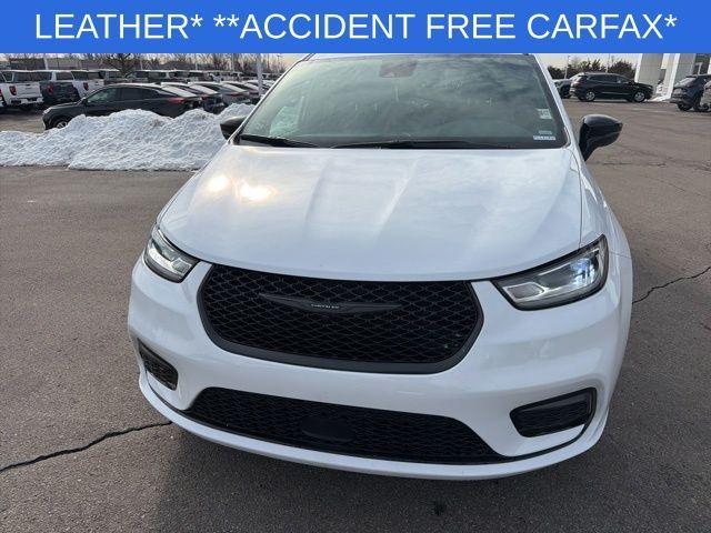 used 2025 Chrysler Pacifica car, priced at $33,100