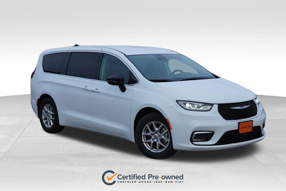 used 2024 Chrysler Pacifica car, priced at $27,595