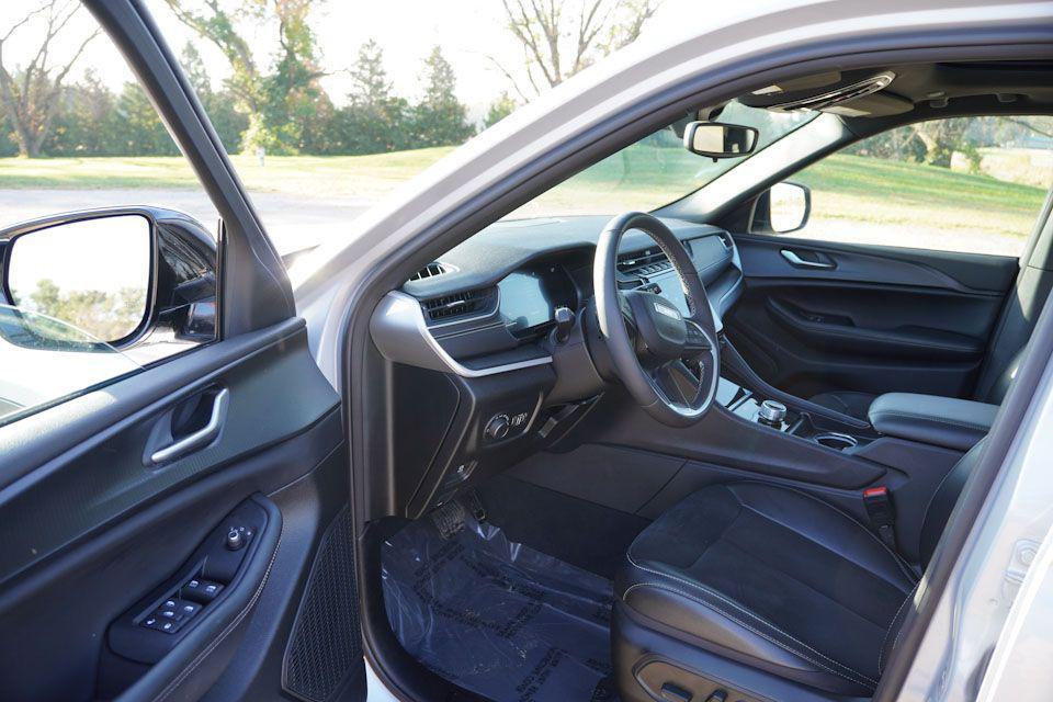 used 2024 Jeep Grand Cherokee car, priced at $30,969