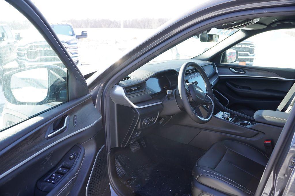 new 2026 Jeep Grand Cherokee car, priced at $39,590