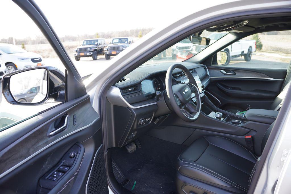 new 2026 Jeep Grand Cherokee car, priced at $46,998