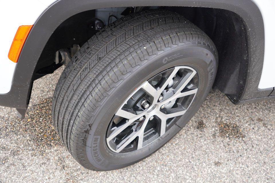 new 2025 Jeep Grand Cherokee car, priced at $43,087