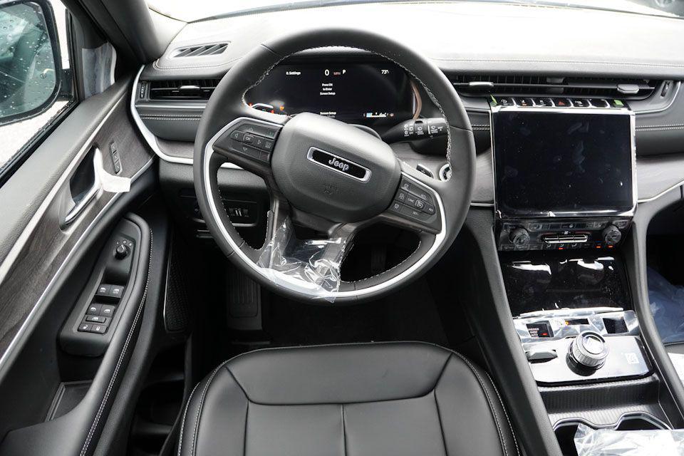 new 2025 Jeep Grand Cherokee car, priced at $43,087