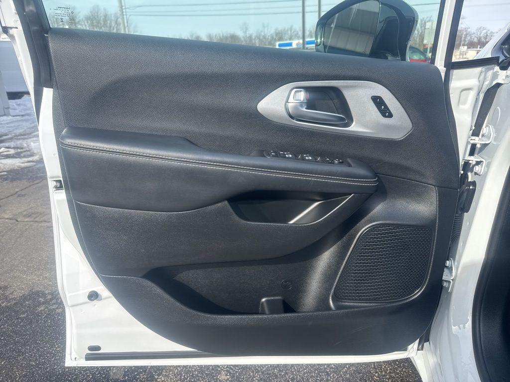 used 2025 Chrysler Pacifica car, priced at $34,479