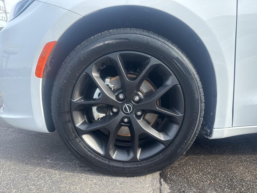 used 2025 Chrysler Pacifica car, priced at $34,500