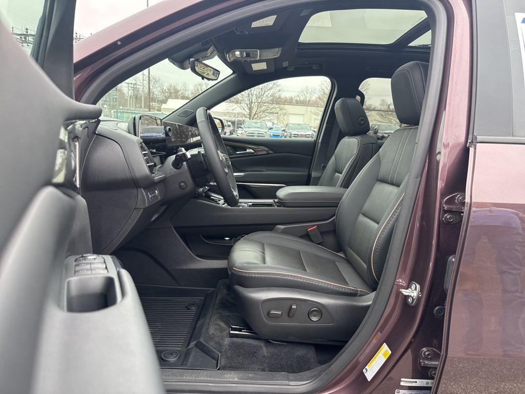 used 2025 Chevrolet Traverse car, priced at $50,195